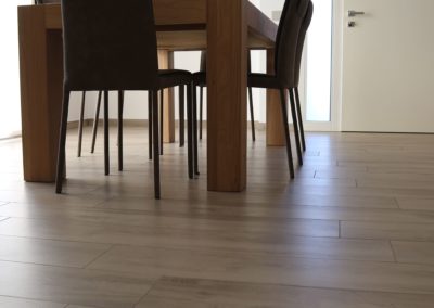 zona giorno con gres effetto legno beige