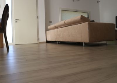 soggiorno e zona pranzo con gres effetto legno miele