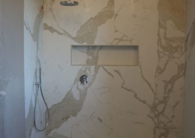 rivestimento doccia con lastre in gres effetto marmo opaco