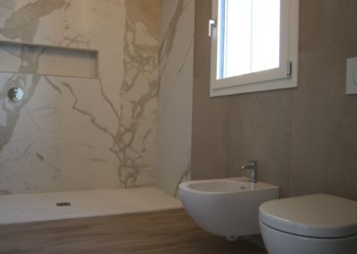 bagno moderno con toni caldi dei beige